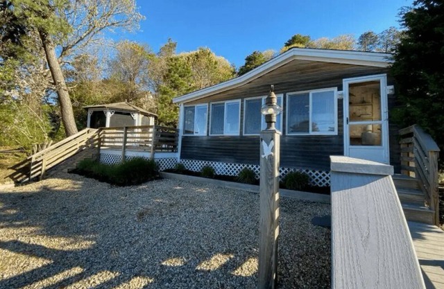 Charming pet friendly cottage steps from Follins Pond.