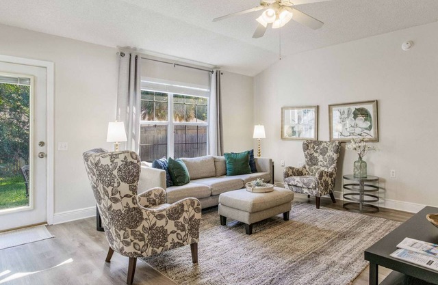 Charming Pet friendly 3-bedroom house near UWF in Pensacola cozy fenced yard!