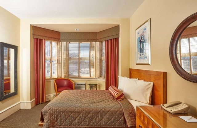 Charming Philly Boutique Room - Your Historic Getaway