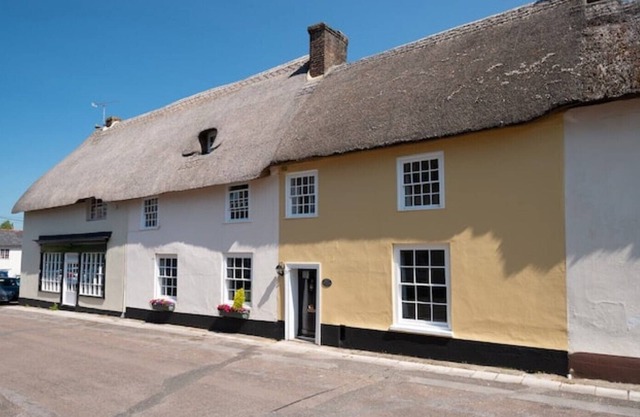 Charming picture-postcard thatched cottage