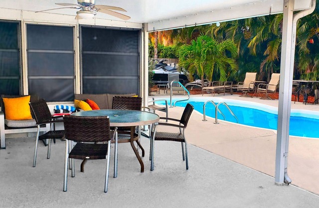 Charming PRIVATE Suite HEATED Pool. Full Kitchen & Bath. 5min:Beach,Stadium,PGA