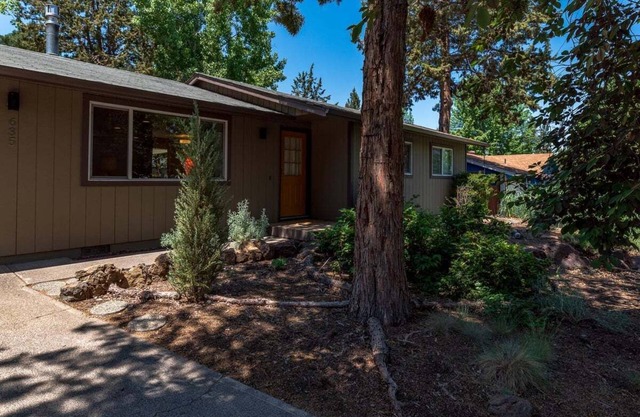 Charming, private 2-bedroom house with WiFi, AC in convenient Bend neighborhood.