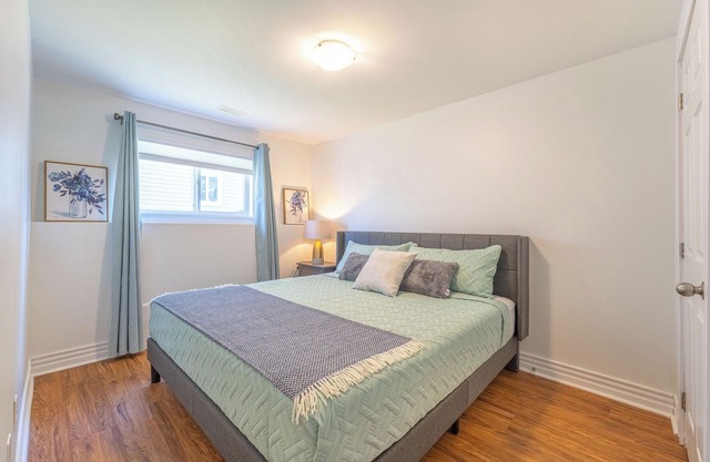 Charming private basement apartment with kingsize bed in brilliant Halifax
