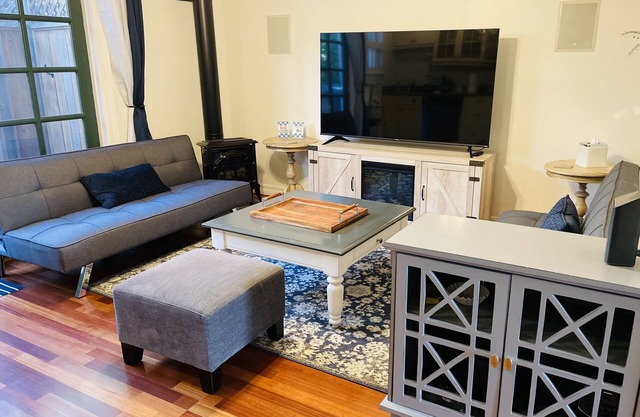 Charming Private Cottage in Napa Downtown