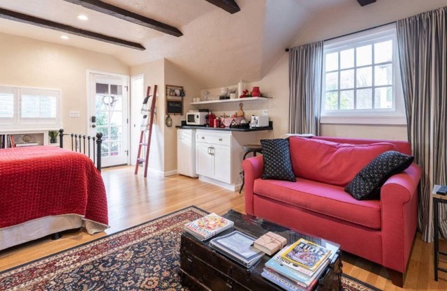Charming, private en-suite in Land Park