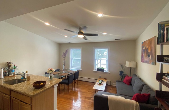 Charming private room in 2-bedroom apartment with WiFi in Center city