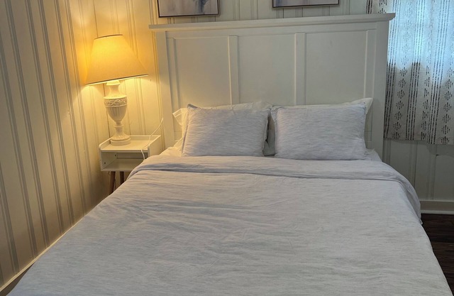 Charming Private Bedroom with WiFi, AC in awesome Milledgeville