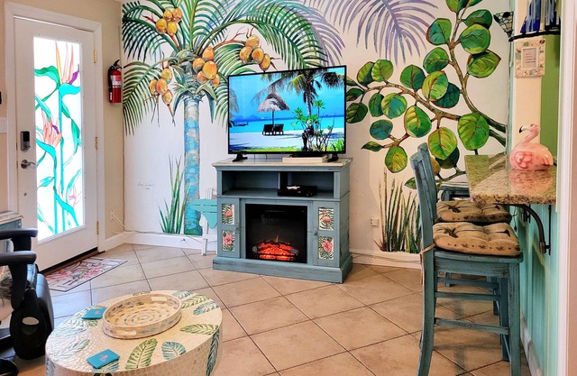 Charming Private 2-Bdrm Suite w Tropical Flair/Kitchen/Laundry/Sunroom/Bus Stop