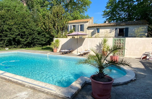 Charming Provencal farmhouse in a green setting