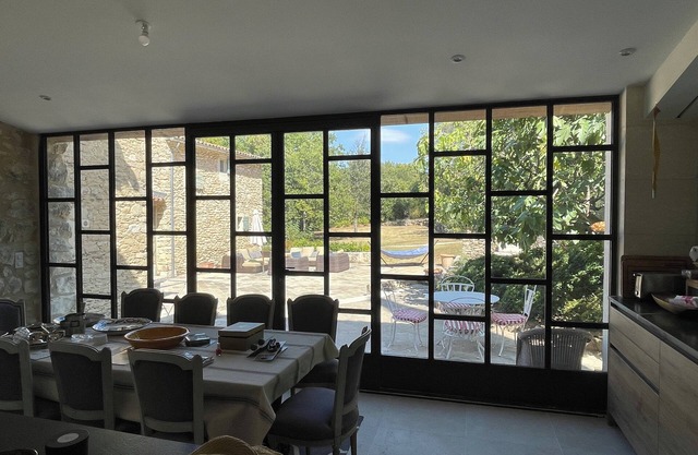 Charming Provençale farmhouse for rent in the middle of Lubéron National Park.
