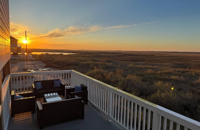 Charming & quiet home 2 mins from beach-sleeps 6 plus RV hookup! Family getaway!
