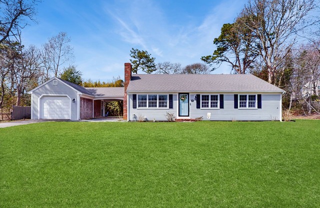 Charming ranch with granite kitchen, AC, deck, firepit, & private yard