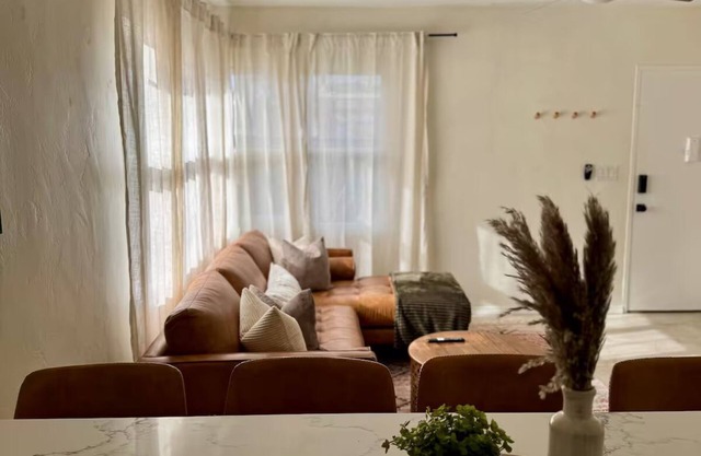 Charming & Relaxing Getaway: Mins to Beach - Patio 5 star Location