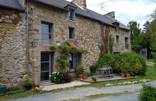 Charming renovated stone cottage in quiet area with garden and terrace. Sleeps 4