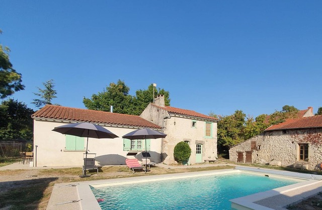 Charming Renovated Cottage with Private Pool, Terrace, and Modern Amenities in Medieval Village