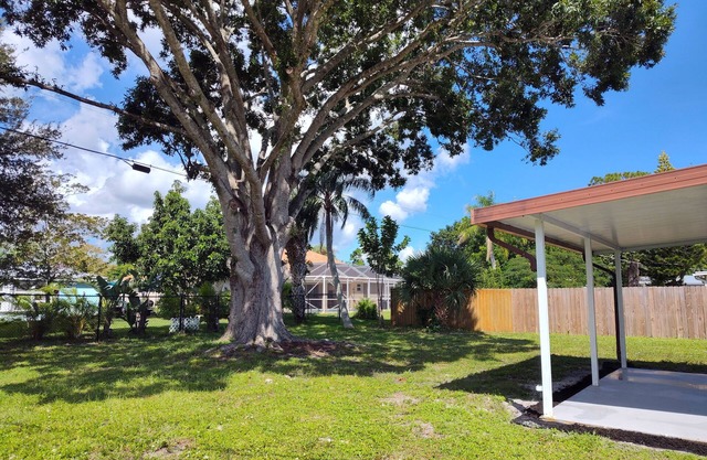 CHARMING & RENOVATED 2-bedroom cottage in Beautiful Sebastian! Bring your Boat!