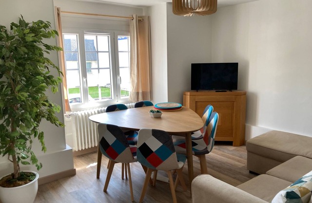 Charming Renovated Apartment Sleeps 6 - Near Beach & Town