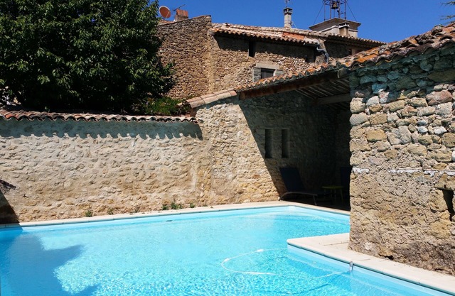 Charming Renovated Old House next to Lourmarin with swimming pool and A/C