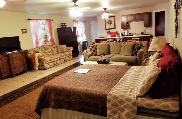 Charming Renowated Downstairs Unit-close To Everything!