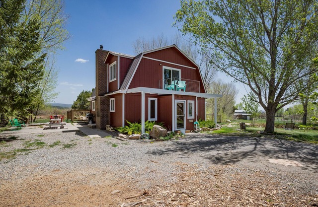 Charming retreat close to downtown, hiking, lakes, 3 acre and private