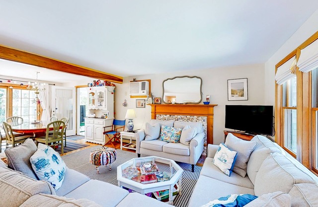 Charming retreat near the ocean with W/D, games, & trails