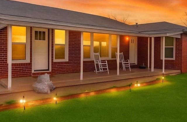 Charming Retreat Pet-Friendly Near SAFB, WF, Hunting, Fishing Adventure & enjoy