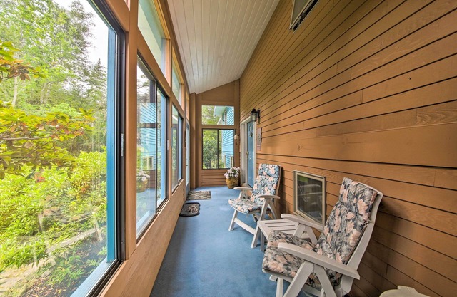 Charming Retreat w/Deck ~ 4 Mi From Casco Bay!