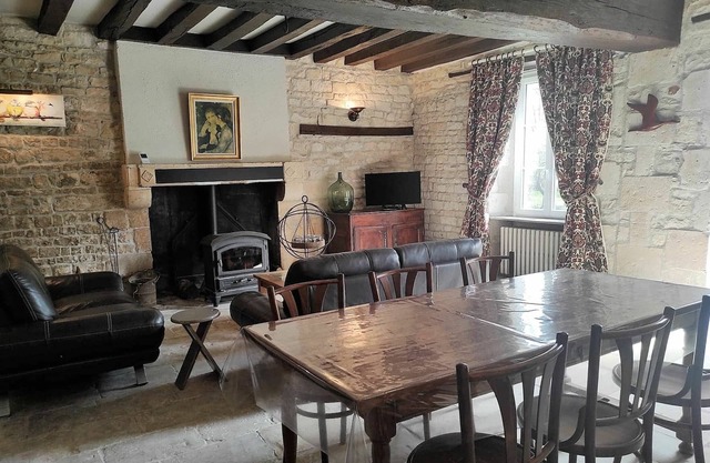 Charming Riverside Cottage with Private Grounds, Fishing, Pet-Friendly, WiFi, and Parking