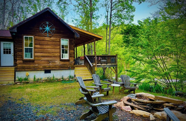 Charming riverfront 2-bedroom cabin with hot tub, WiFi, AC in Green Mountain Nc