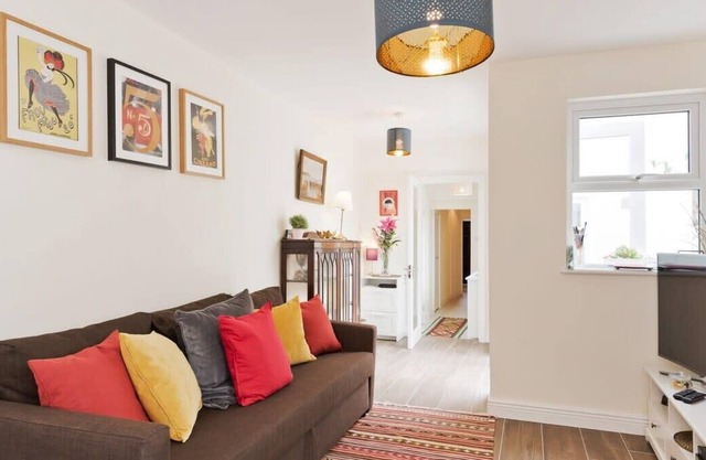 Charming Riverside Apartment - Minutes from City