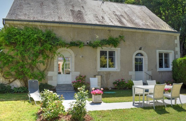 Charming Riverside House with Garden, Modern Amenities, Near Loire Castles