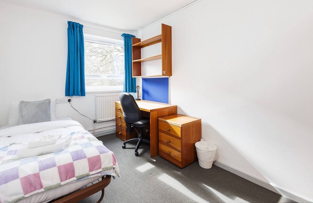 Charming Room Near Highfields Park
