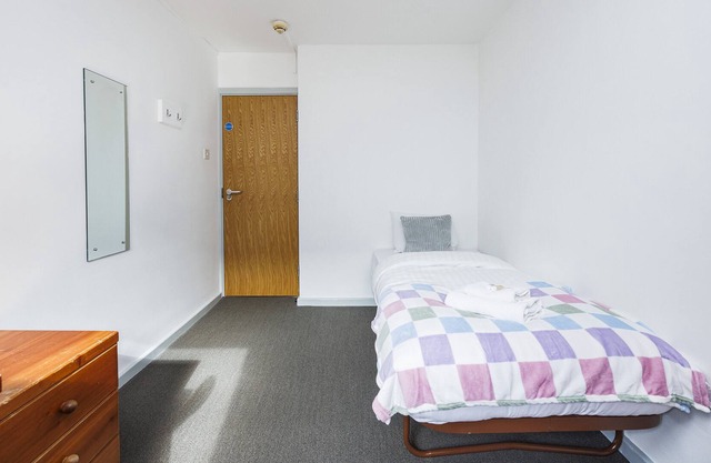 Charming Room Near Highfields Park