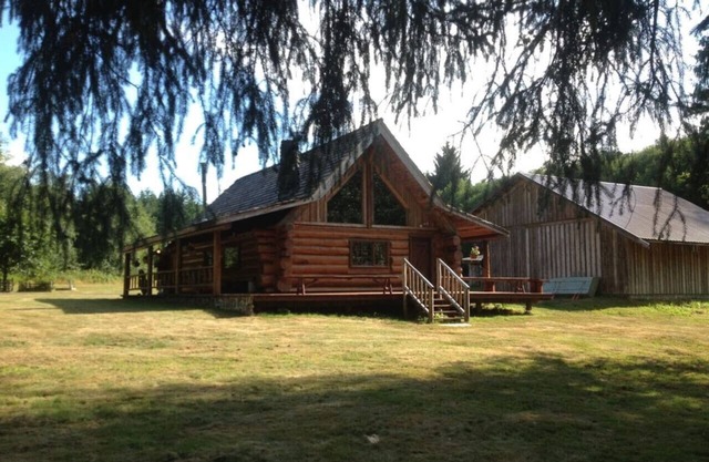 Charming, Rustic Log Home on Edge of South Fork River