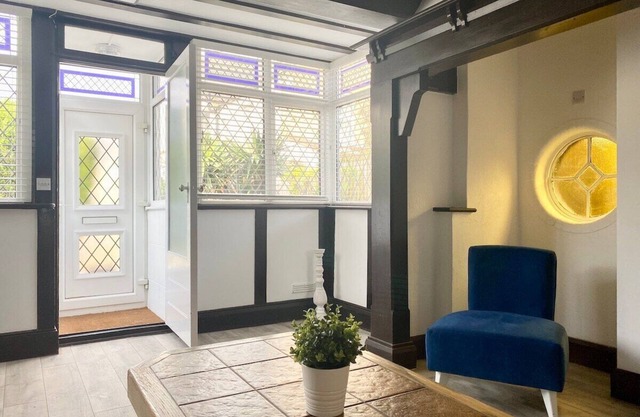 Charming Seaside Cottage in Leigh-on-Sea