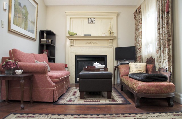 Charming self-contained guest cottage in Old Town Niagara on the lake.