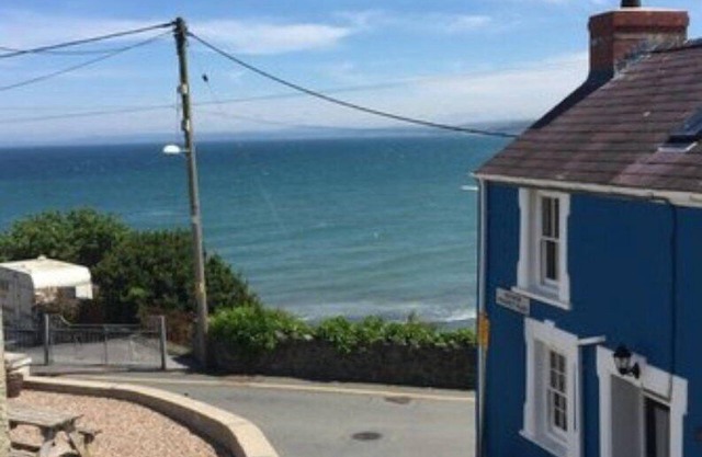 Charming semi-detached cottage in New Quay. Sea views from the windows. Family-friendly location