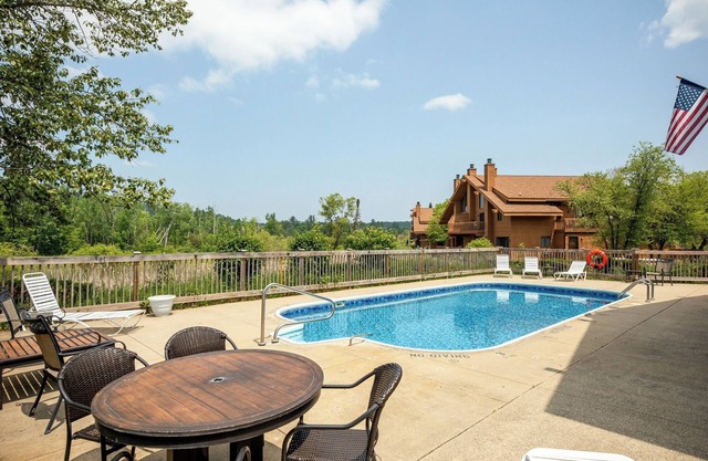 Charming sleeps 6, 2 bath steps to golf, private association outdoor pool!