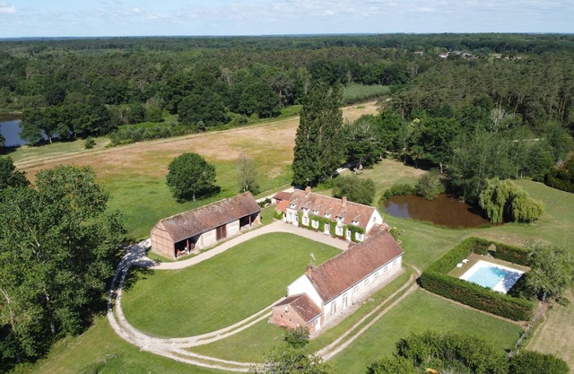 Charming Solognot estate with private swimming pool. Pleine nature