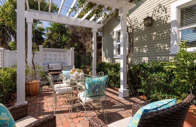 Charming South Park Cottage - Dove Hollow with custom BBQ island & A/C