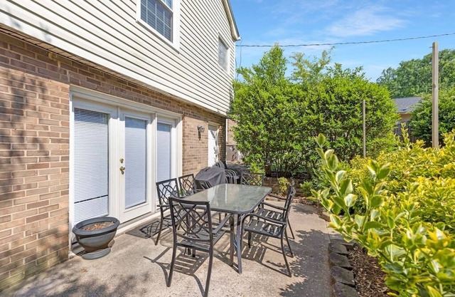 Charming SouthPark home, fenced-in yard