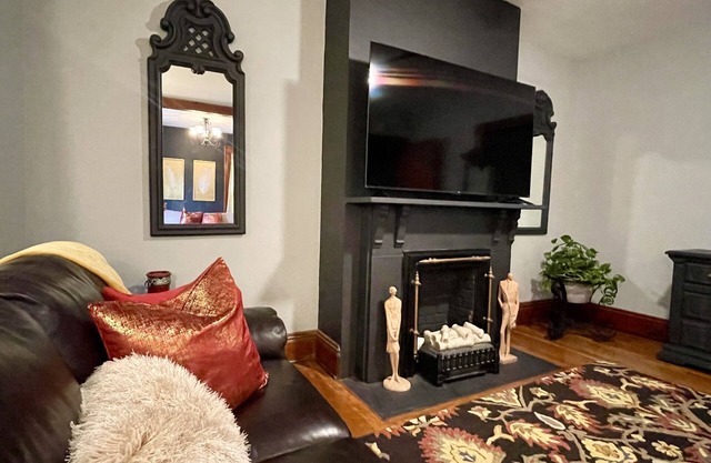 Charming & Spacious~ 4 Bedroom~ Downtown