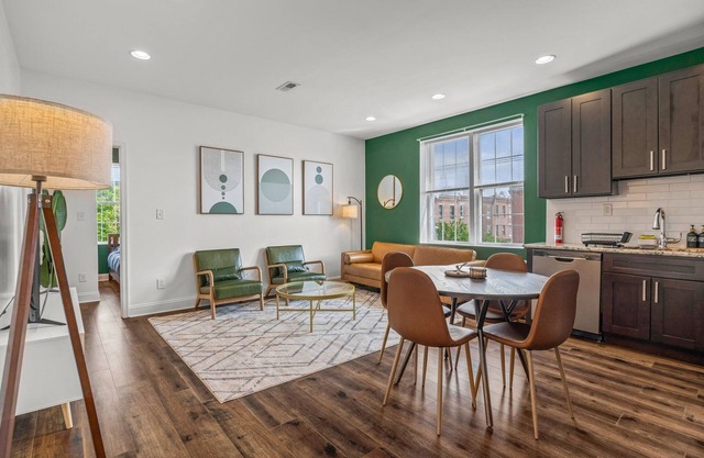 Charming & Spacious 3B/1B in Fairmount. Sleeps 8!