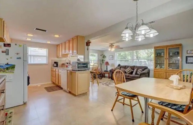 Charming Spring Hill Home- In a Quiet Neighborhoodn