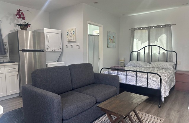 Charming stand alone guest house in Pleasant Burbank with AC
