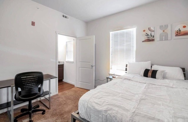 Charming Stay 2 Blocks Away from UNC with Gym