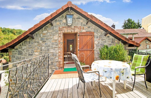 Charming Stay Near Forests