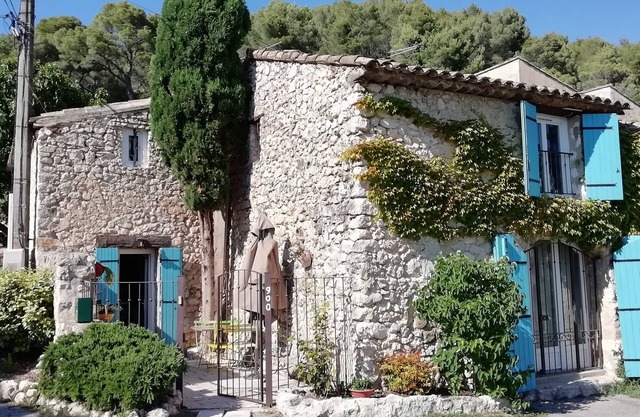 Charming stone house of 90m2, at the foot of the Luberon from 2 to 4 pers