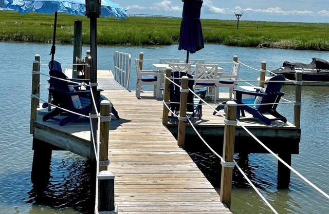 Charming StoneHarbor WATERFRONT back-bay cottage minutes to beautiful SH beaches