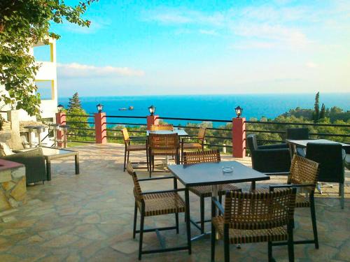 Charming Studio Apartments with Swimming Pool near Pelekas Beach